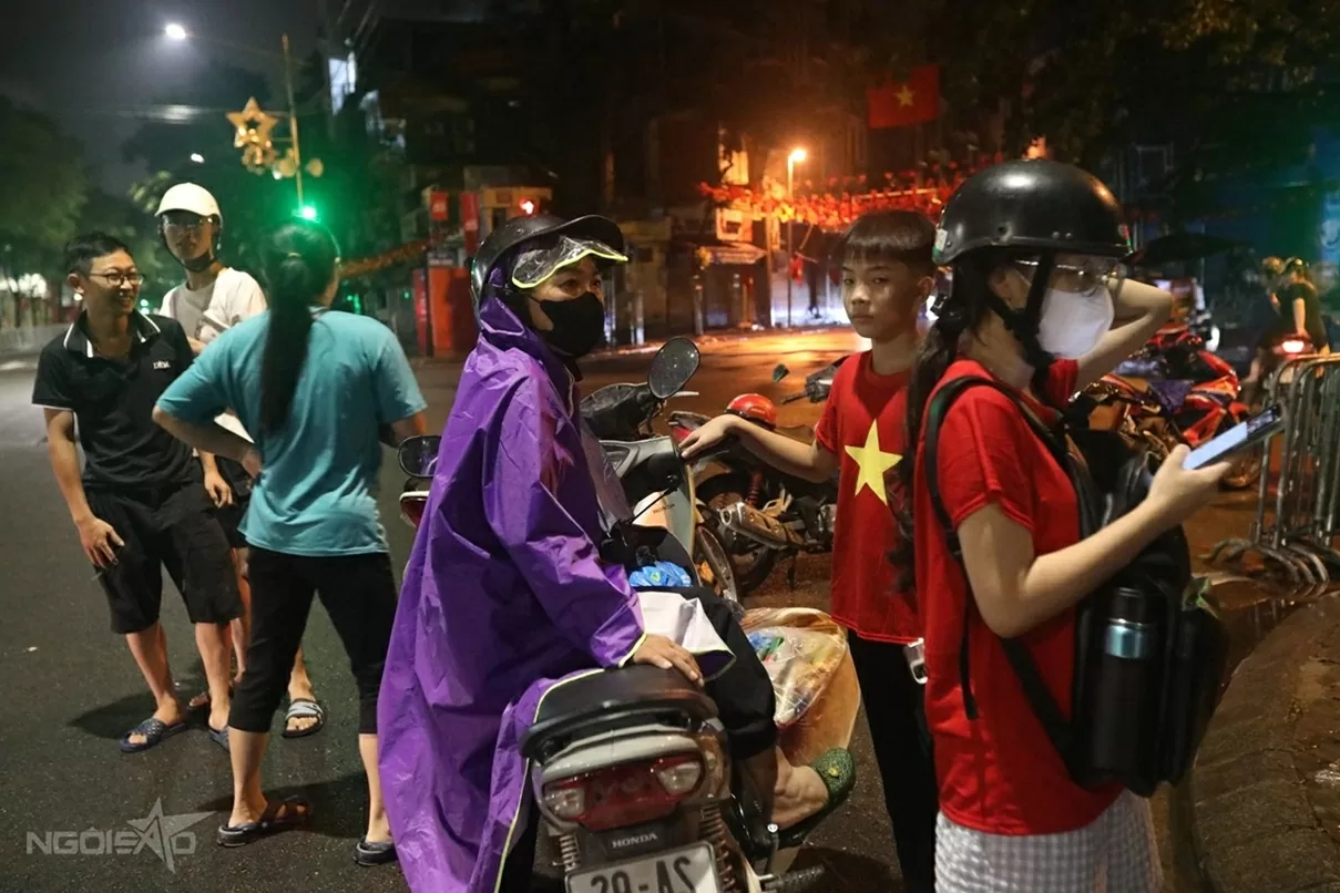 Người dân trải chiếu, đội mưa từ đêm đến sáng sớm để giữ chỗ xem sơ duyệt diễu binh diễu hành Đại lễ A80