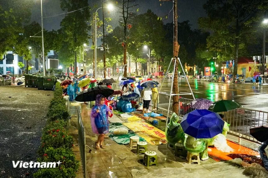 Người dân trải chiếu, đội mưa từ đêm đến sáng sớm để giữ chỗ xem sơ duyệt diễu binh, diễu hành Đại lễ A80