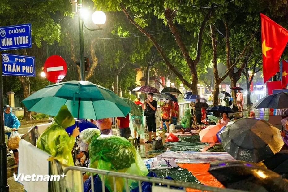 Người dân trải chiếu, đội mưa từ đêm đến sáng sớm để giữ chỗ xem sơ duyệt diễu binh, diễu hành Đại lễ A80