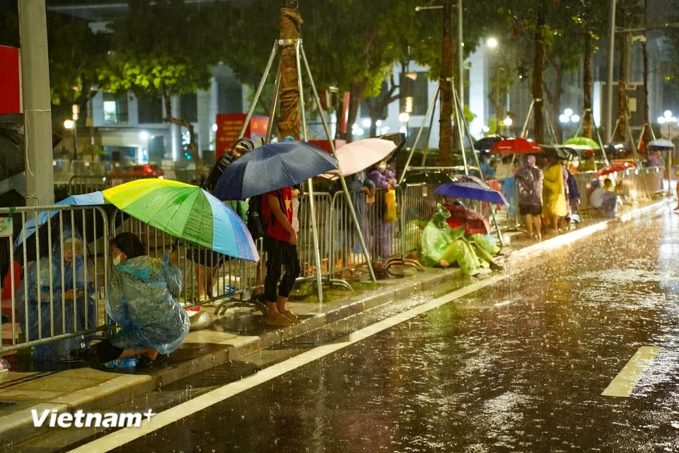 Người dân trải chiếu, đội mưa từ đêm đến sáng sớm để giữ chỗ xem sơ duyệt diễu binh, diễu hành Đại lễ A80