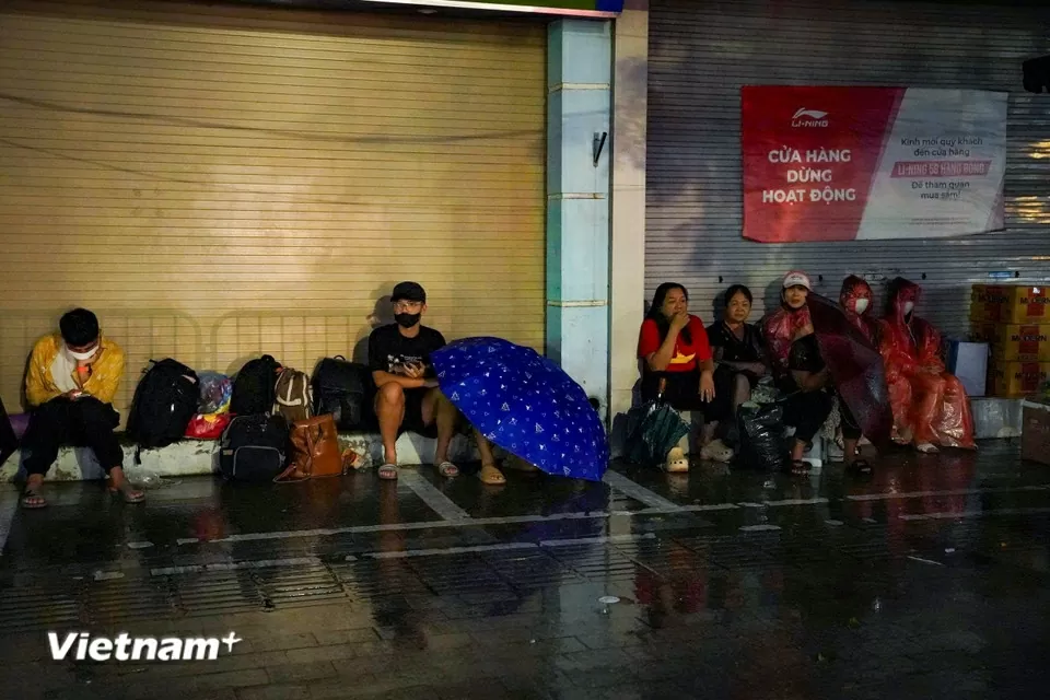 Người dân trải chiếu, đội mưa từ đêm đến sáng sớm để giữ chỗ xem sơ duyệt diễu binh, diễu hành Đại lễ A80