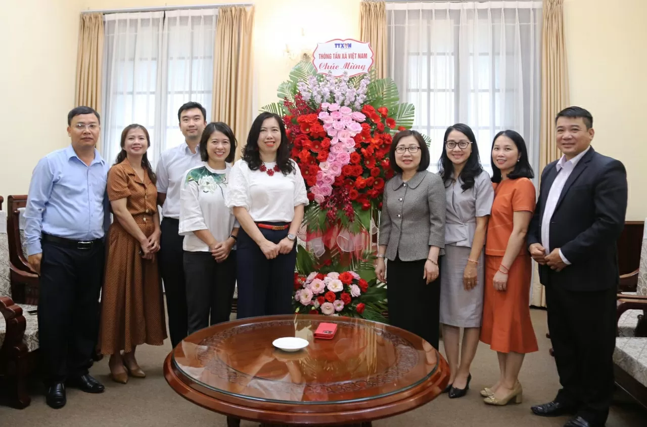 Phó Tổng giám đốc TTXVN Đoàn Thị Tuyết Nhung tặng lẵng hoa chúc mừng nhân kỷ niệm 80 năm thành lập ngành Ngoại giao. (Ảnh: Thành Long)