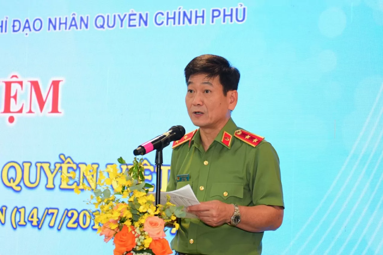 Trung tướng Đặng Xuân Hồng, Cục trưởng Cục Đối ngoại - Bộ Công an, Chánh Văn phòng Cơ quan Thường trực Ban Chỉ đạo Nhân quyền Chính phủ phát biểu tại Lễ kỷ niệm. Trung tướng Đặng Xuân Hồng, Cục trưởng Cục Đối ngoại - Bộ Công an, Chánh Văn phòng Cơ quan Thường trực Ban Chỉ đạo Nhân quyền Chính phủ phát biểu tại Lễ kỷ niệm.