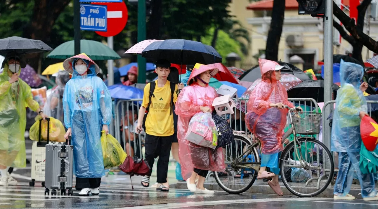 Người dân đổ về Ba Đình chờ xem sơ duyệt diễu binh, diễu hành tối nay