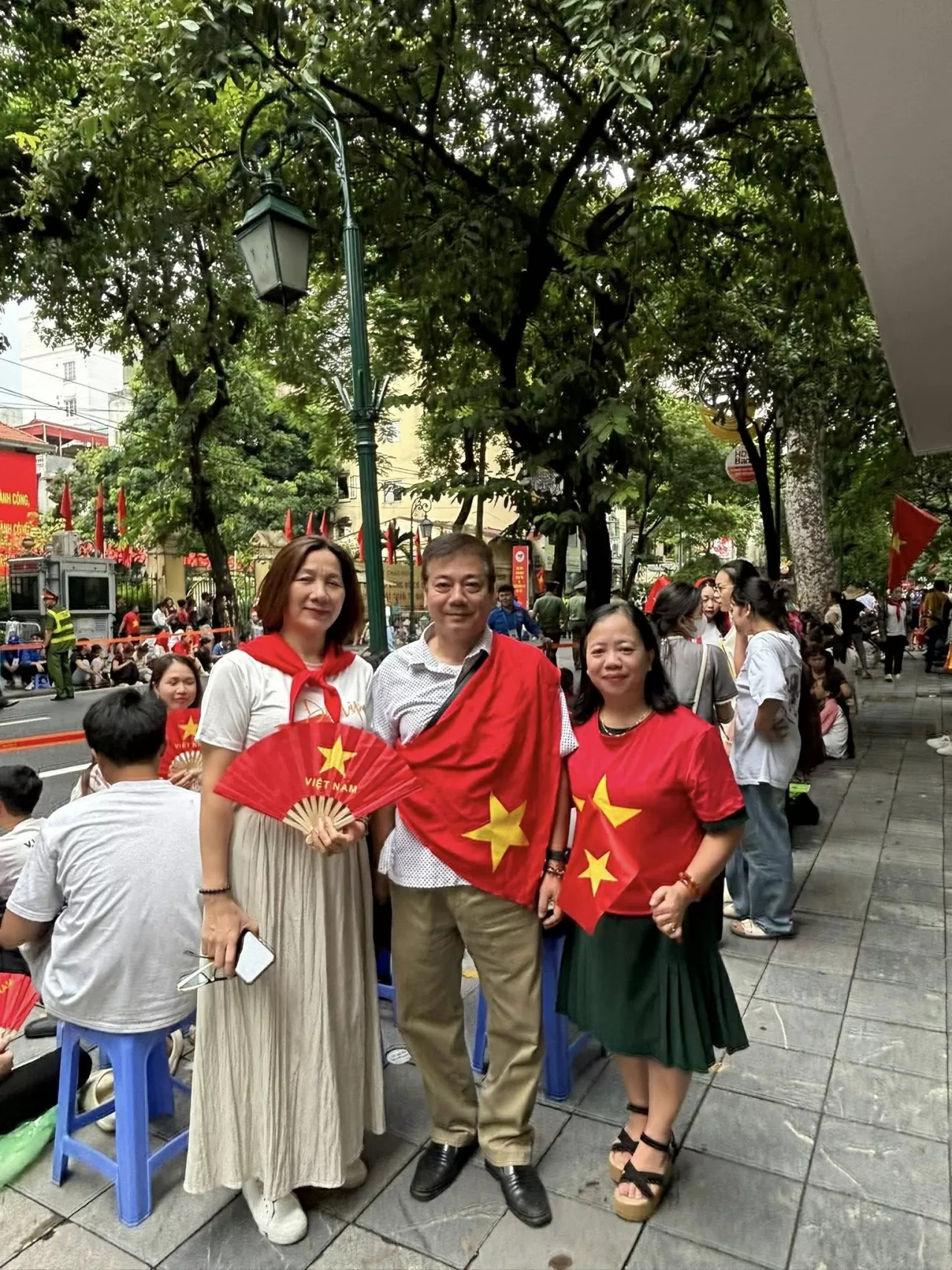 Người dân đổ về Ba Đình chờ xem sơ duyệt diễu binh, diễu hành tối nay Người dân đổ về Ba Đình chờ xem sơ duyệt diễu binh, diễu hành tối nay