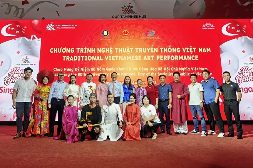 Đêm nghệ thuật truyền thống phục vụ cộng đồng tại Singapore Đêm nghệ thuật truyền thống phục vụ cộng đồng người Việt tại Singapore