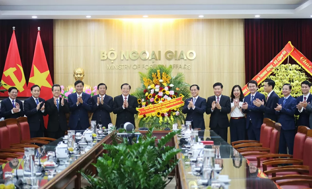 Ủy viên Bộ Chính trị, Bí thư Trung ương Đảng, Trưởng Ban Nội chính Trung ương Phan Đình Trạc tặng lẵng hoa chúc mừng kỷ niệm 80 năm Ngày truyền thống ngành Ngoại giao Việt Nam (28/8/1945 – 28/8/2025). (Ảnh: Thành Long) Ủy viên Bộ Chính trị, Bí thư Trung ương Đảng, Trưởng Ban Nội chính Trung ương Phan Đình Trạc tặng lẵng hoa chúc mừng kỷ niệm 80 năm Ngày truyền thống ngành Ngoại giao Việt Nam (28/8/1945 – 28/8/2025). (Ảnh: Thành Long)