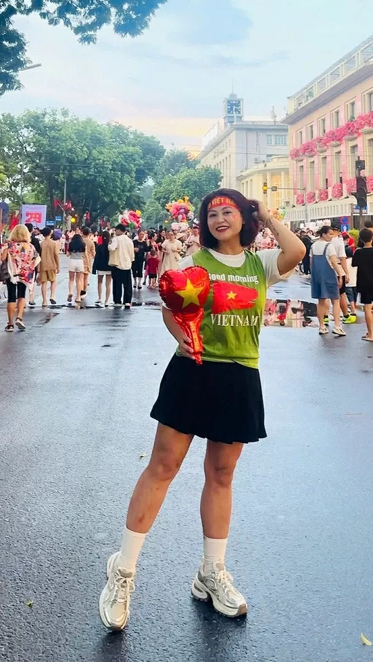 Người dân đổ về Ba Đình chờ xem sơ duyệt diễu binh, diễu hành tối nay