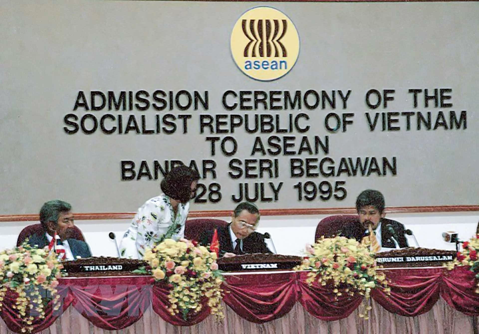 Bộ trưởng Ngoại giao Nguyễn Mạnh Cầm ký vào Tuyên bố kết nạp Việt Nam trở thành thành viên chính thức của ASEAN, sáng 29/7/1995.