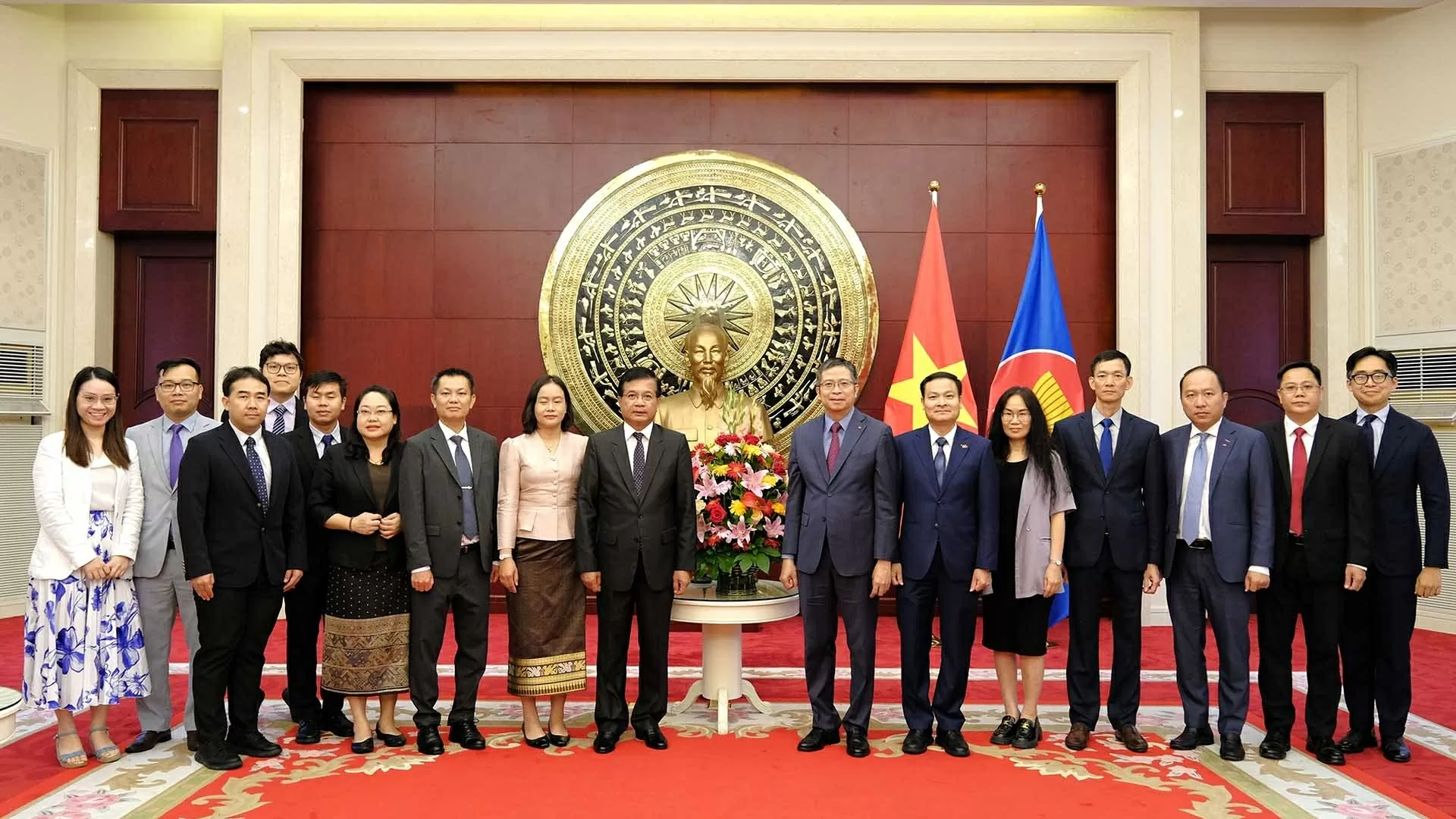 Lao Ambassador to China congratulates Vietnam on 80th anniversary of August Revolution and National Day