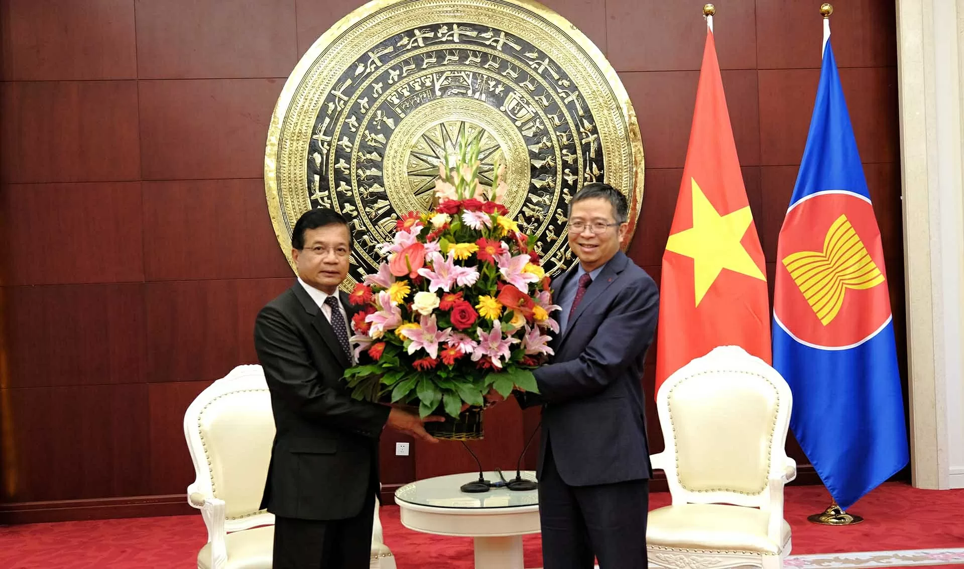 Đại sứ Lào tại Trung Quốc chúc mừng kỷ niệm 80 năm Cách mạng tháng Tám và Quốc khánh Việt Nam