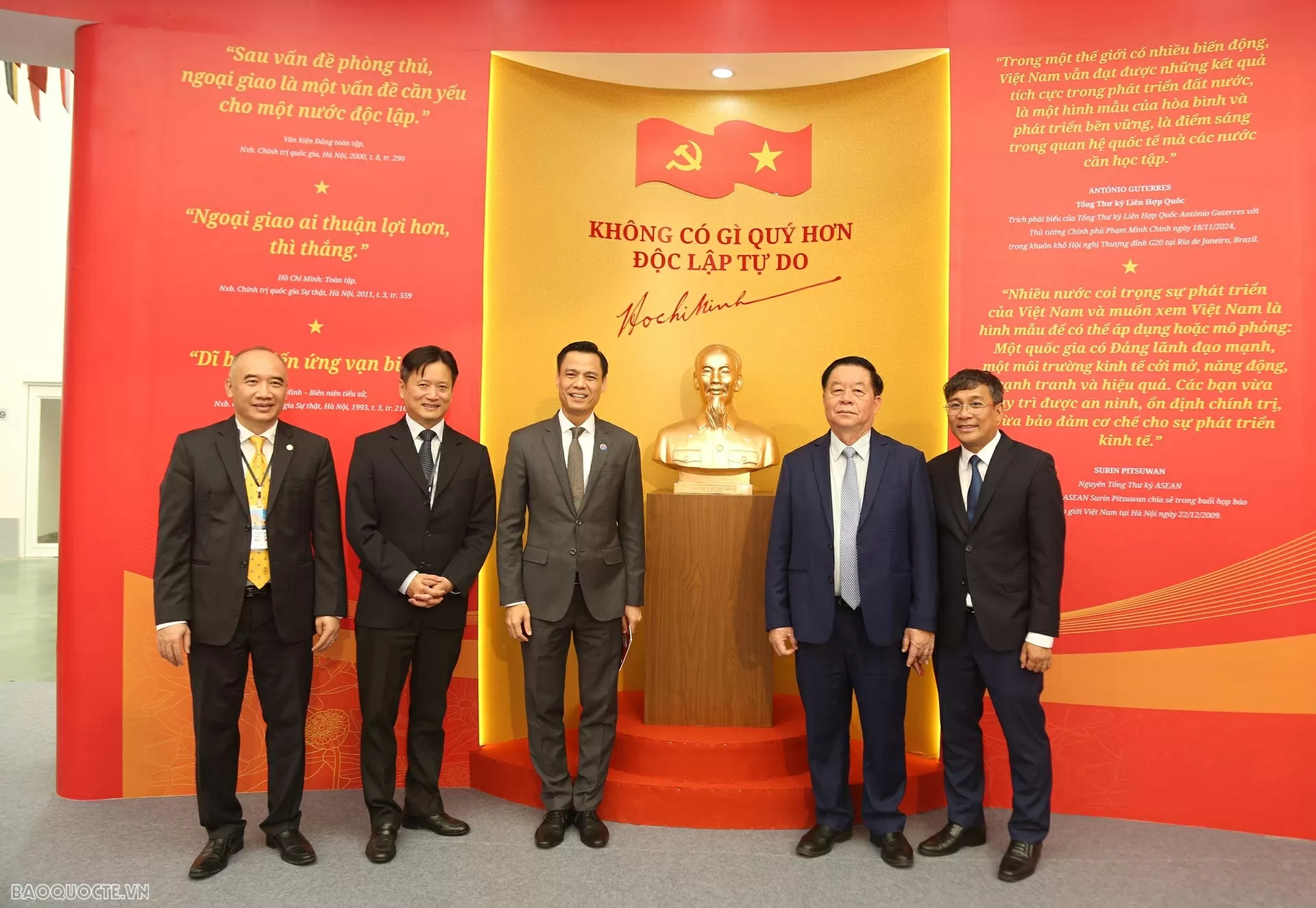 Lãnh đạo Đảng, Nhà nước và các nhà ngoại giao tham quan không gian trưng bày của Bộ Ngoại giao