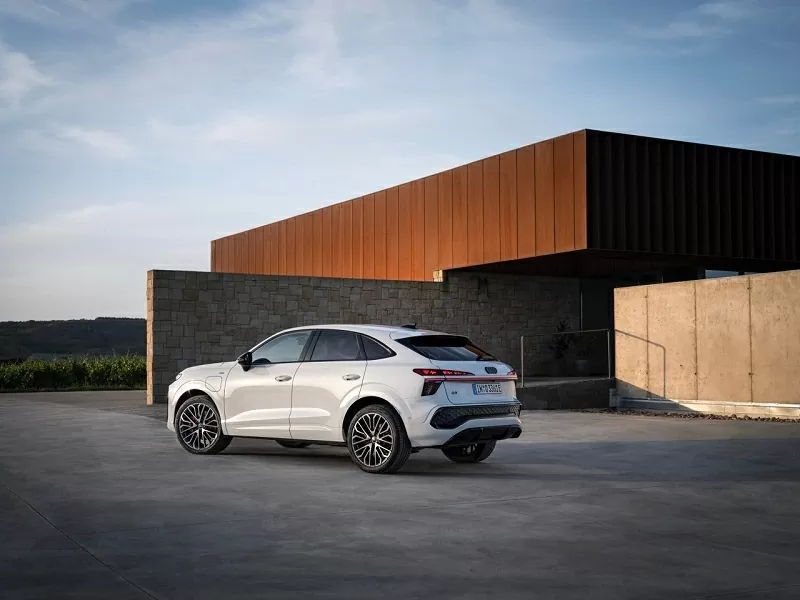 So với phiên bản Q3 tiêu chuẩn, Audi Q3 Sportback 2025 mang đậm dấu ấn coupe với những tinh chỉnh đáng kể về thiết kế. So với phiên bản Q3 tiêu chuẩn, Audi Q3 Sportback 2025 mang đậm dấu ấn coupe với những tinh chỉnh đáng kể về thiết kế.