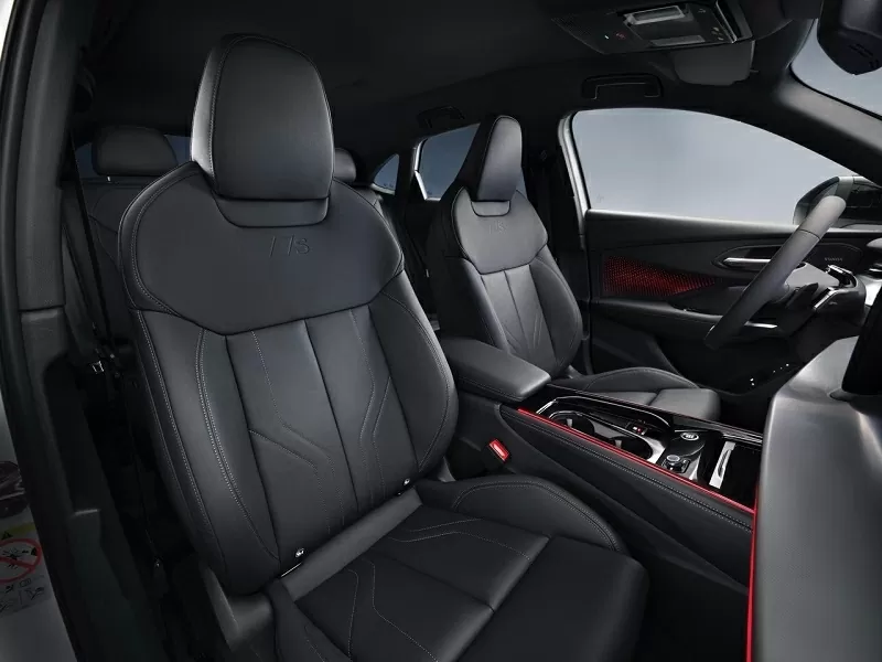 Nội thất của Audi Q3 Sportback 2025 kế thừa tinh tế từ phiên bản Q3 tiêu chuẩn với thiết kế nội thất hiện đại và sang trọng.