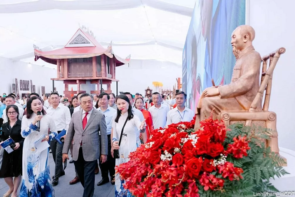 Chủ tịch UBND Thành phố Trần Sỹ Thanh tham quan Không gian truyền thống và sáng tạo Hà Nội 2025 Chủ tịch UBND Thành phố Trần Sỹ Thanh tham quan Không gian truyền thống và sáng tạo Hà Nội 2025