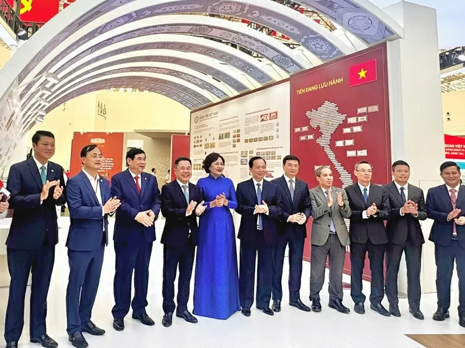 Thống đốc NHNN cùng các lãnh đạo ngành Ngân hàng đồng hành tại Triển lãm “Thành tựu đất nước A80”. Thống đốc NHNN cùng các lãnh đạo ngành Ngân hàng đồng hành tại Triển lãm “Thành tựu đất nước A80”.