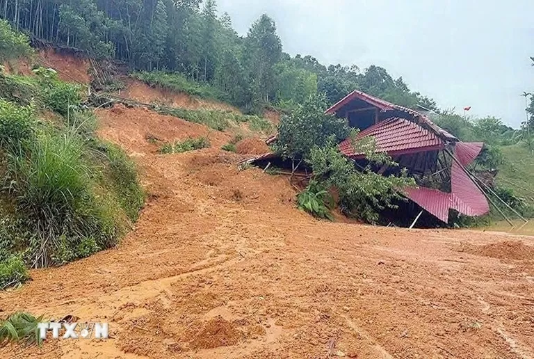Mở đường tiếp tế lương thực, thức ăn cho bà con bản cô lập do sạt lở