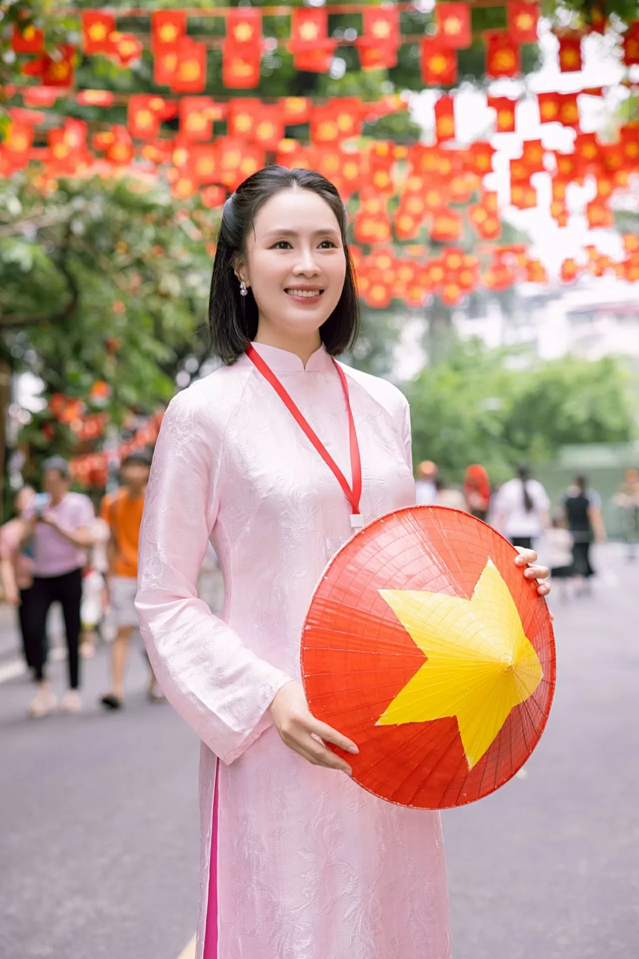 Hồng Diễm thướt tha áo hồng trước thềm 2/9 Hồng Diễm thướt tha áo hồng trước thềm 2/9