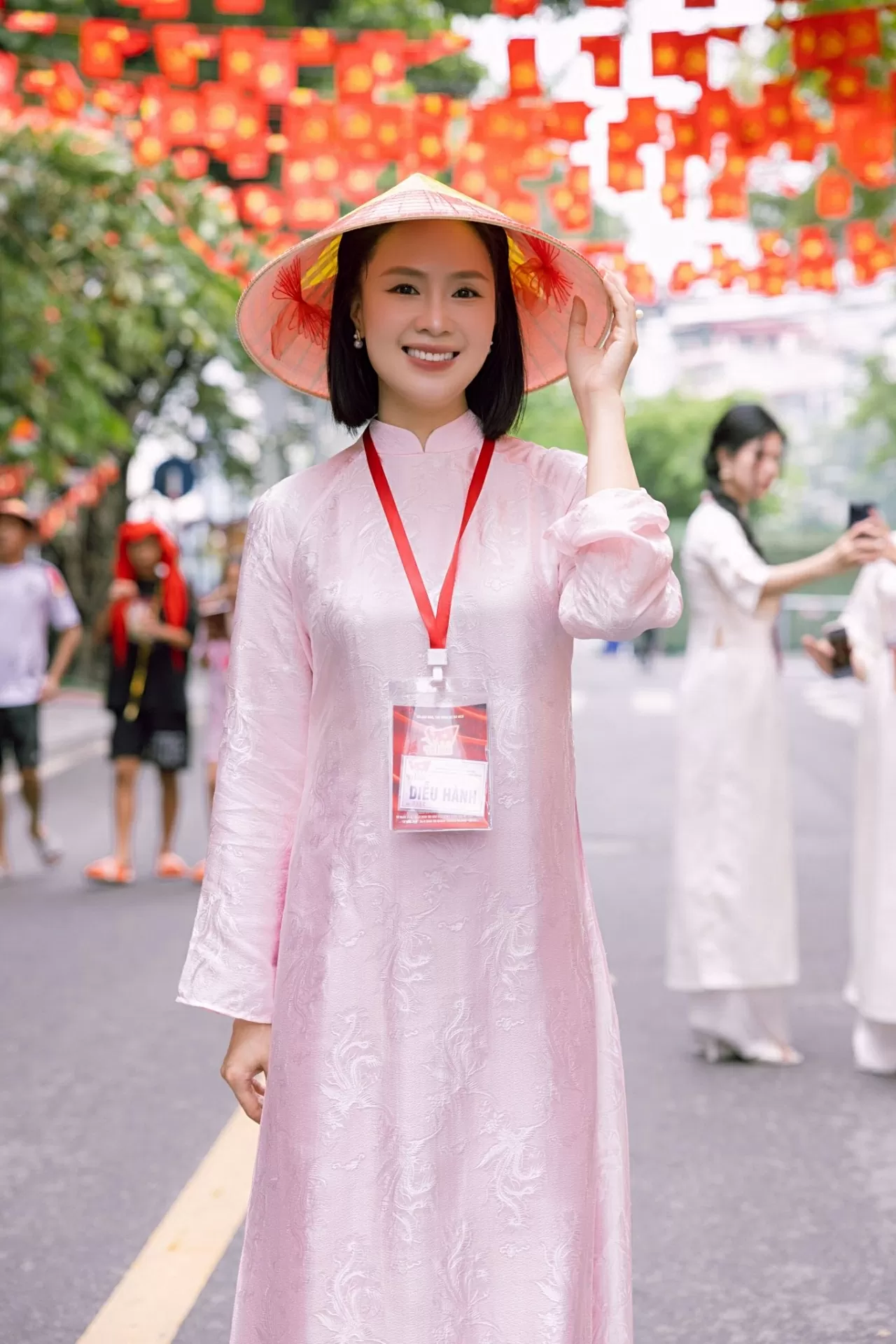 Hồng Diễm thướt tha áo hồng trước thềm 2/9