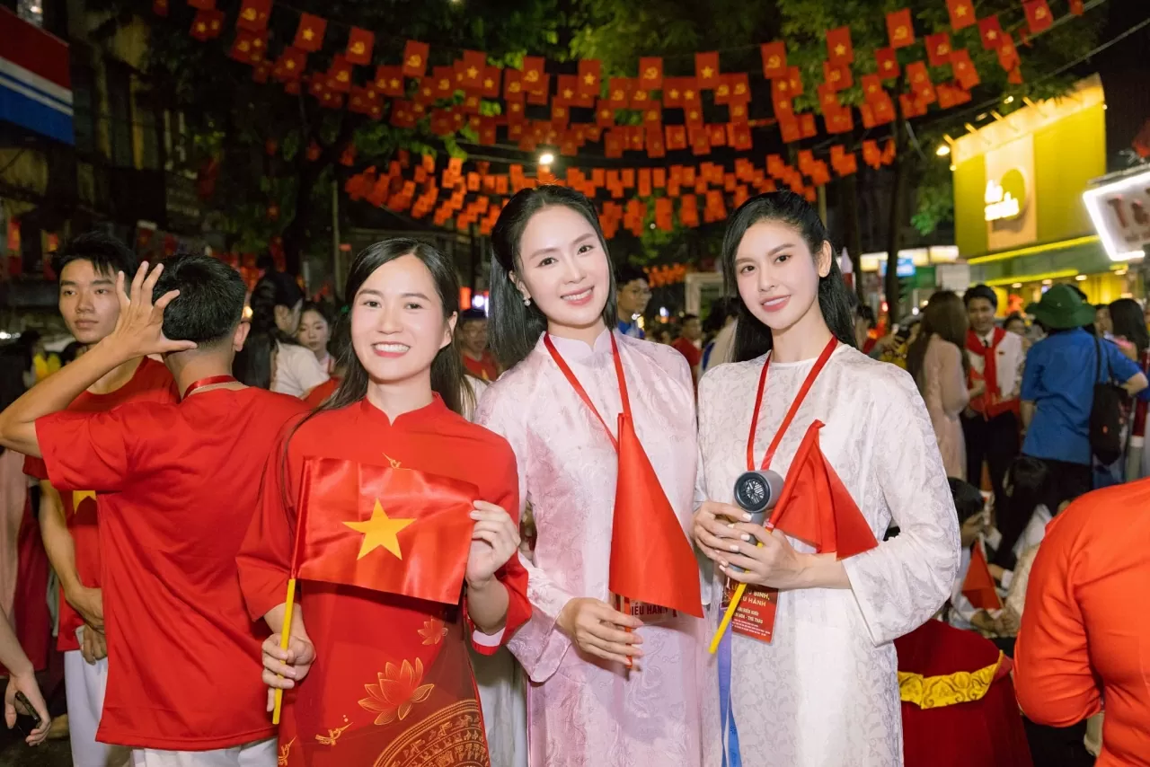 Hồng Diễm thướt tha áo hồng trước thềm 2/9 Hồng Diễm thướt tha áo hồng trước thềm 2/9