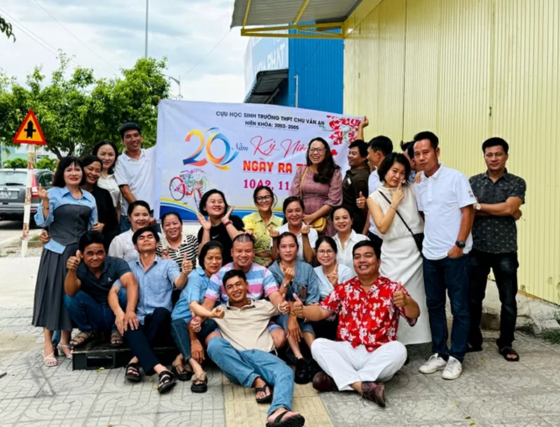 Ảnh đời thường của anh Ngọc Duy cùng bạn bè (ảnh nhân vật cung cấp)