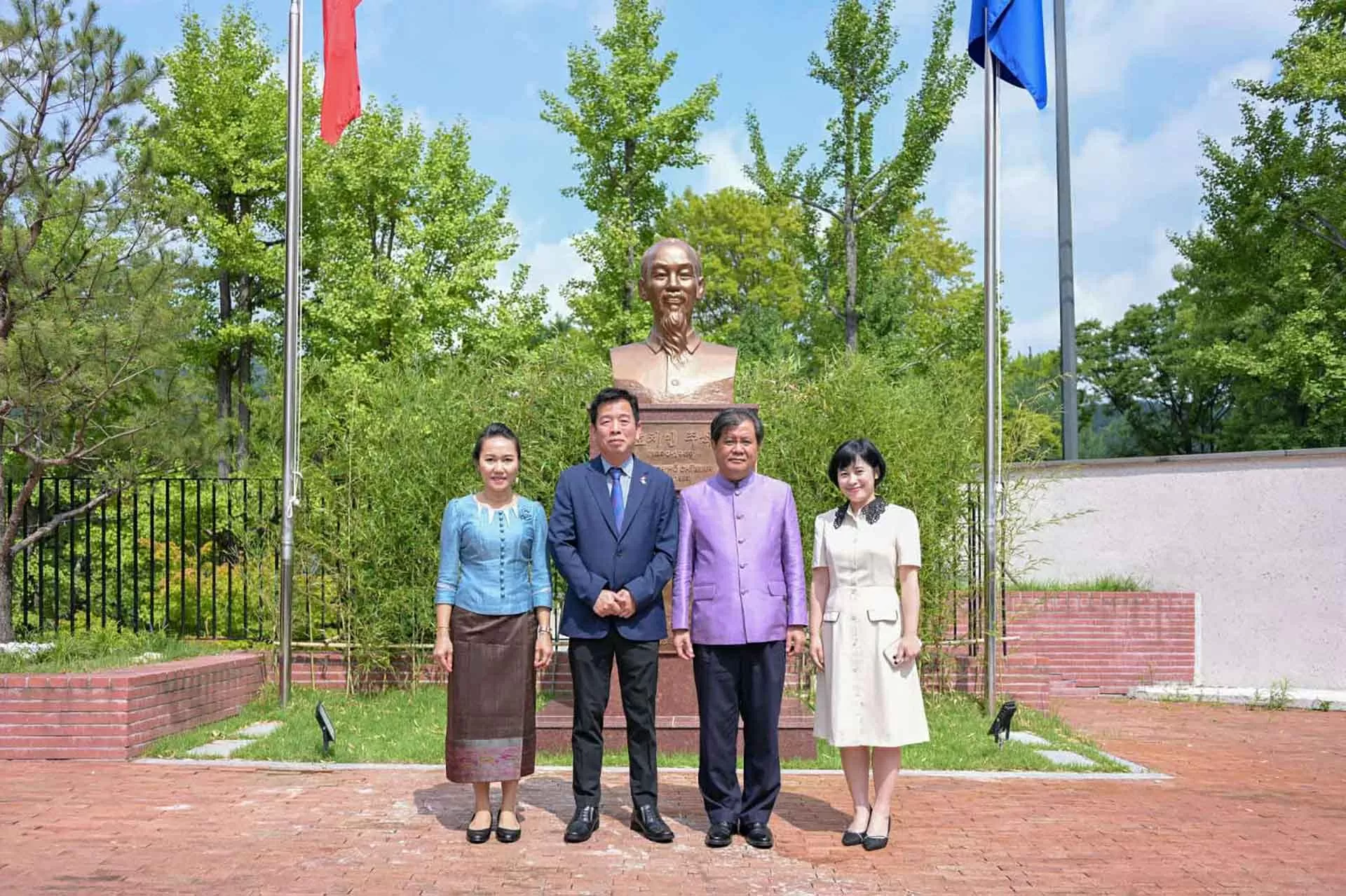 Đại sứ quán Lào tại Hàn Quốc chúc mừng 80 năm Quốc khánh Việt Nam