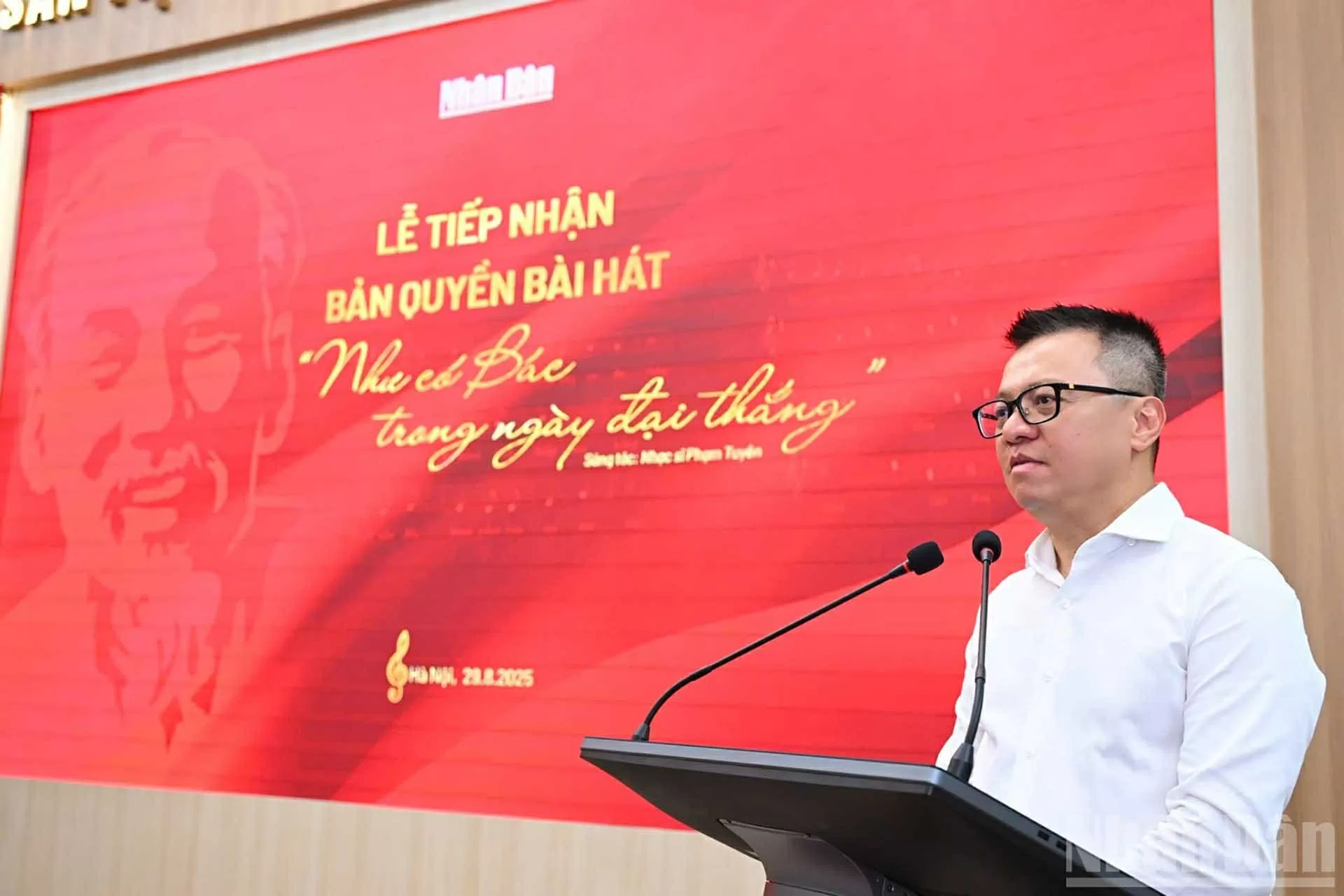 Nhạc sĩ Phạm Tuyên trao tặng ca khúc ‘Như có Bác trong ngày đại thắng’ cho Báo Nhân Dân Nhạc sĩ Phạm Tuyên trao tặng ca khúc ‘Như có Bác trong ngày đại thắng’ cho Báo Nhân Dân