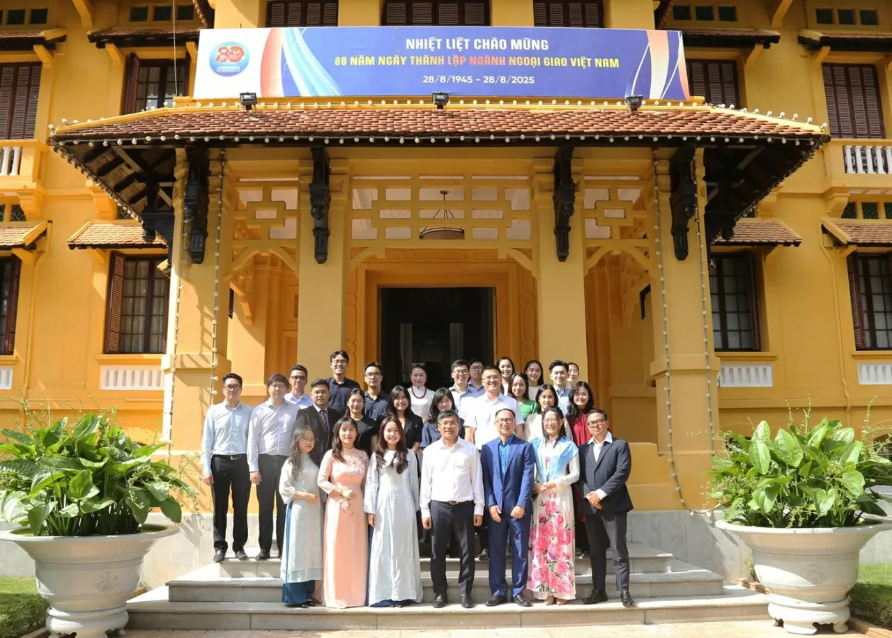 Đoàn Thanh niên Bộ Ngoại giao chụp bức ảnh lưu niệm cùng Thứ trưởng Thường trực Bộ Ngoại giao Nguyễn Minh Vũ. (Ảnh: Thành Long) Đoàn Thanh niên Bộ Ngoại giao chụp bức ảnh lưu niệm cùng Thứ trưởng Thường trực Bộ Ngoại giao Nguyễn Minh Vũ. (Ảnh: Thành Long)