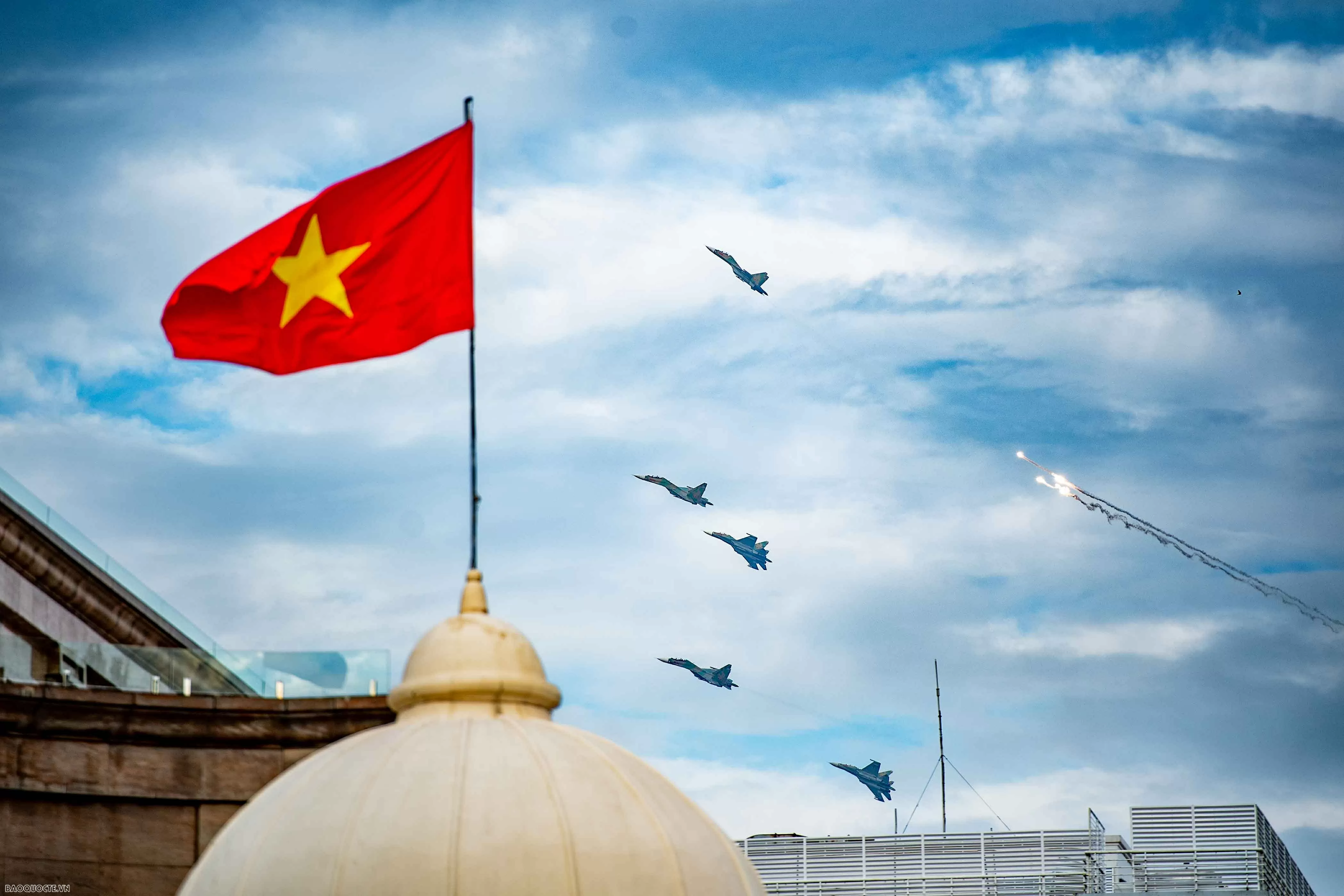 Su-30MK2 thả đạn nhiễu, bay giữa Quảng trường Ba Đình trong tổng duyệt diễu binh Su-30MK2 thả đạn nhiễu, bay giữa Quảng trường Ba Đình trong tổng duyệt diễu binh