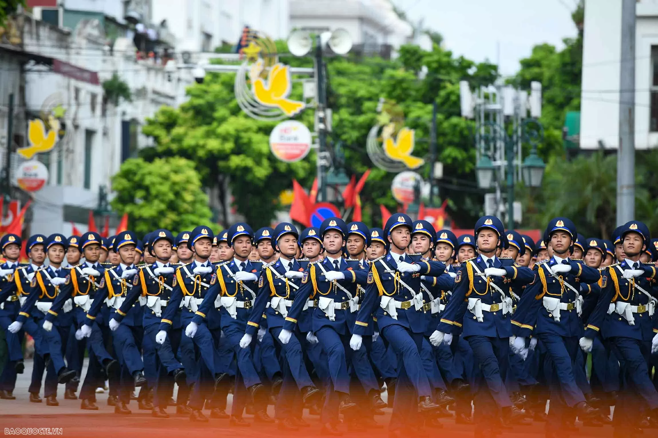 Su 30MK2 thả đạn nhiễu, bay giữa Quảng trường Ba Đình trong tổng duyệt diễu binh