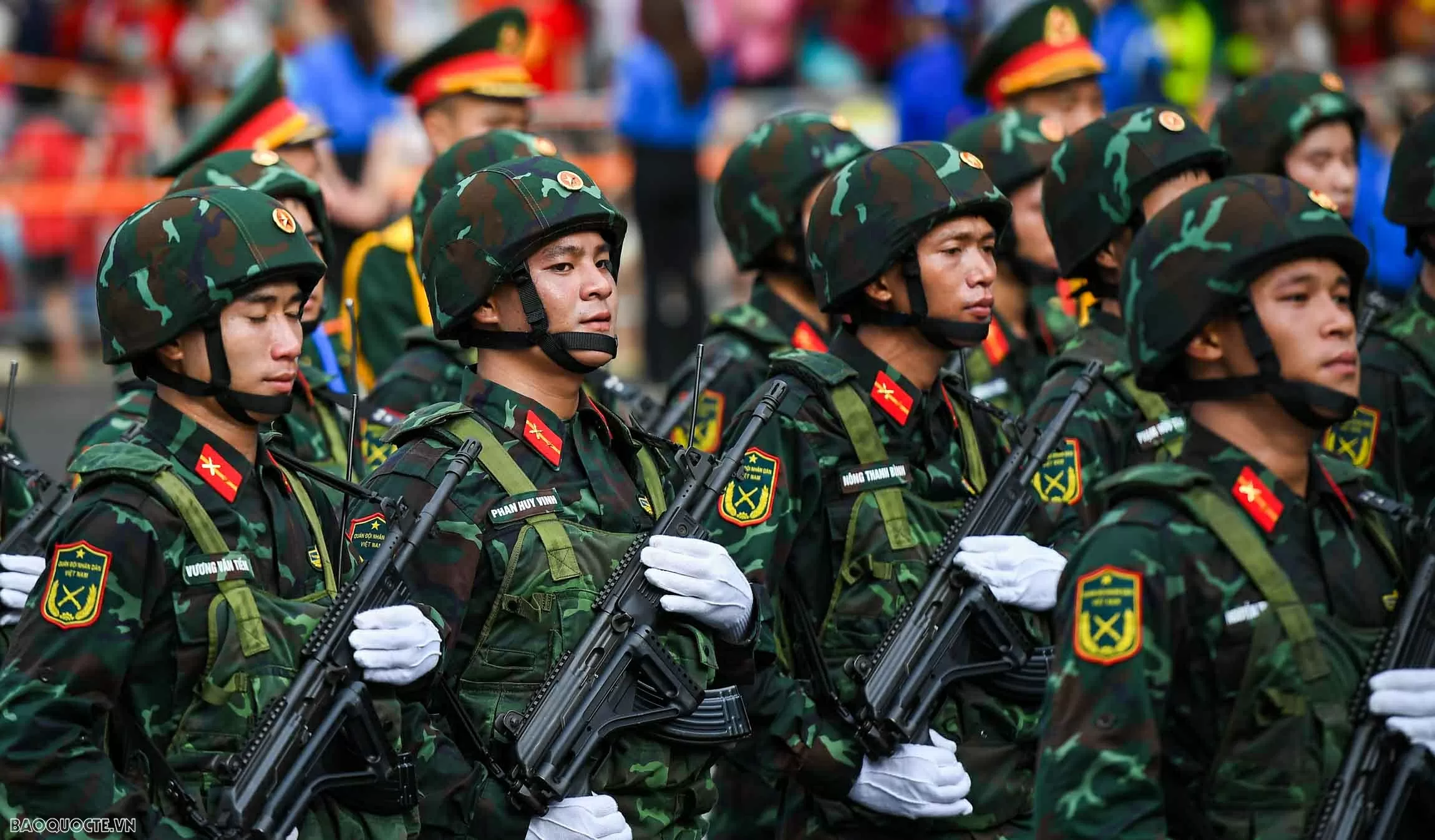 Su 30MK2 thả đạn nhiễu, bay giữa Quảng trường Ba Đình trong tổng duyệt diễu binh