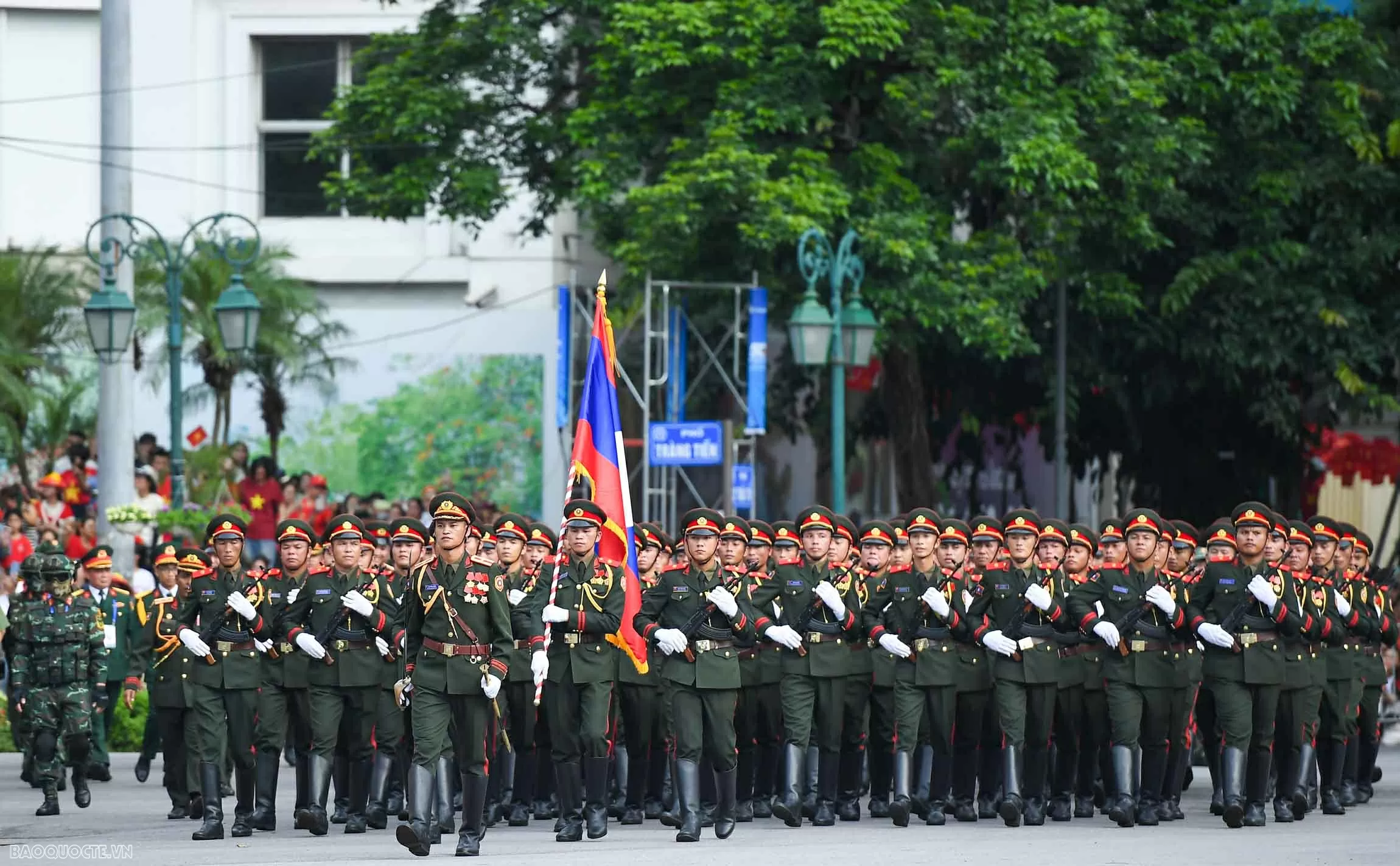Su 30MK2 thả đạn nhiễu, bay giữa Quảng trường Ba Đình trong tổng duyệt diễu binh