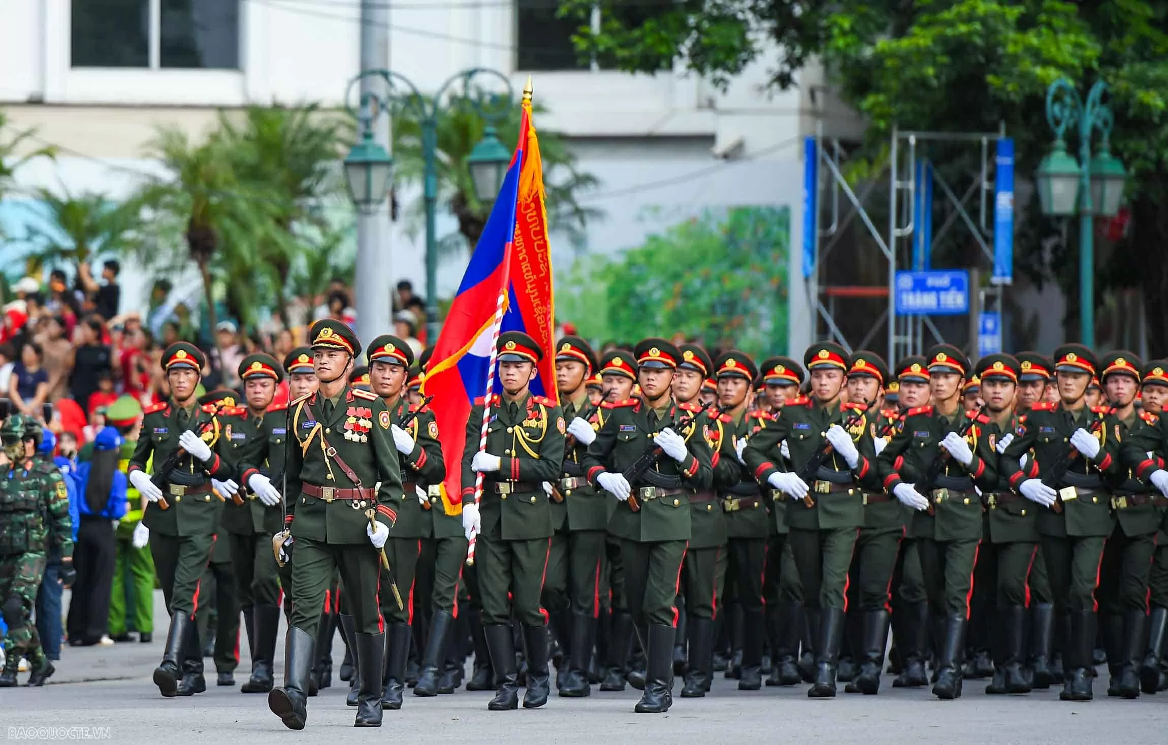 Su 30MK2 thả đạn nhiễu, bay giữa Quảng trường Ba Đình trong tổng duyệt diễu binh