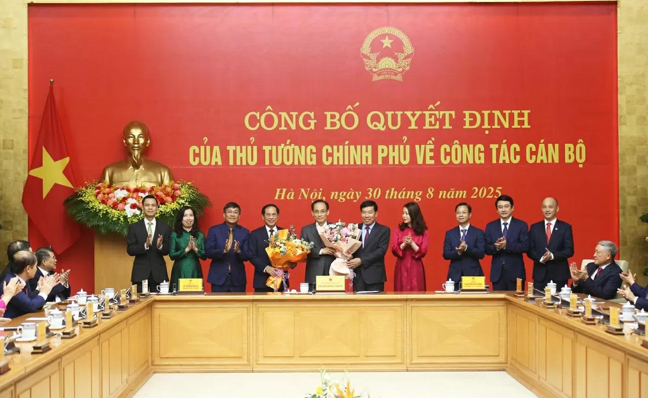 Lãnh đạo Bộ Ngoại giao tặng hoa chúc mừng Quyền Bộ trưởng Ngoại giao Lê Hoài Trung. (Ảnh: Thành Long)