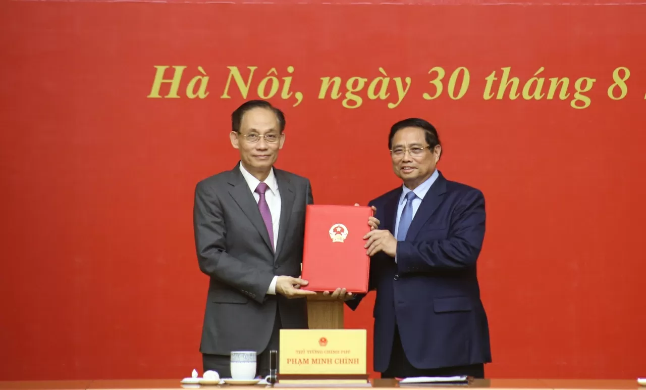 Thủ tướng Phạm Minh Chính trao quyết định tiếp nhận đồng chí Lê Hoài Trung, Bí thư Trung ương Đảng, Chánh Văn phòng Trung ương Đảng, về công tác tại Bộ Ngoại giao, giao Quyền Bộ trưởng Bộ Ngoại giao. (Ảnh: Thành Long)
