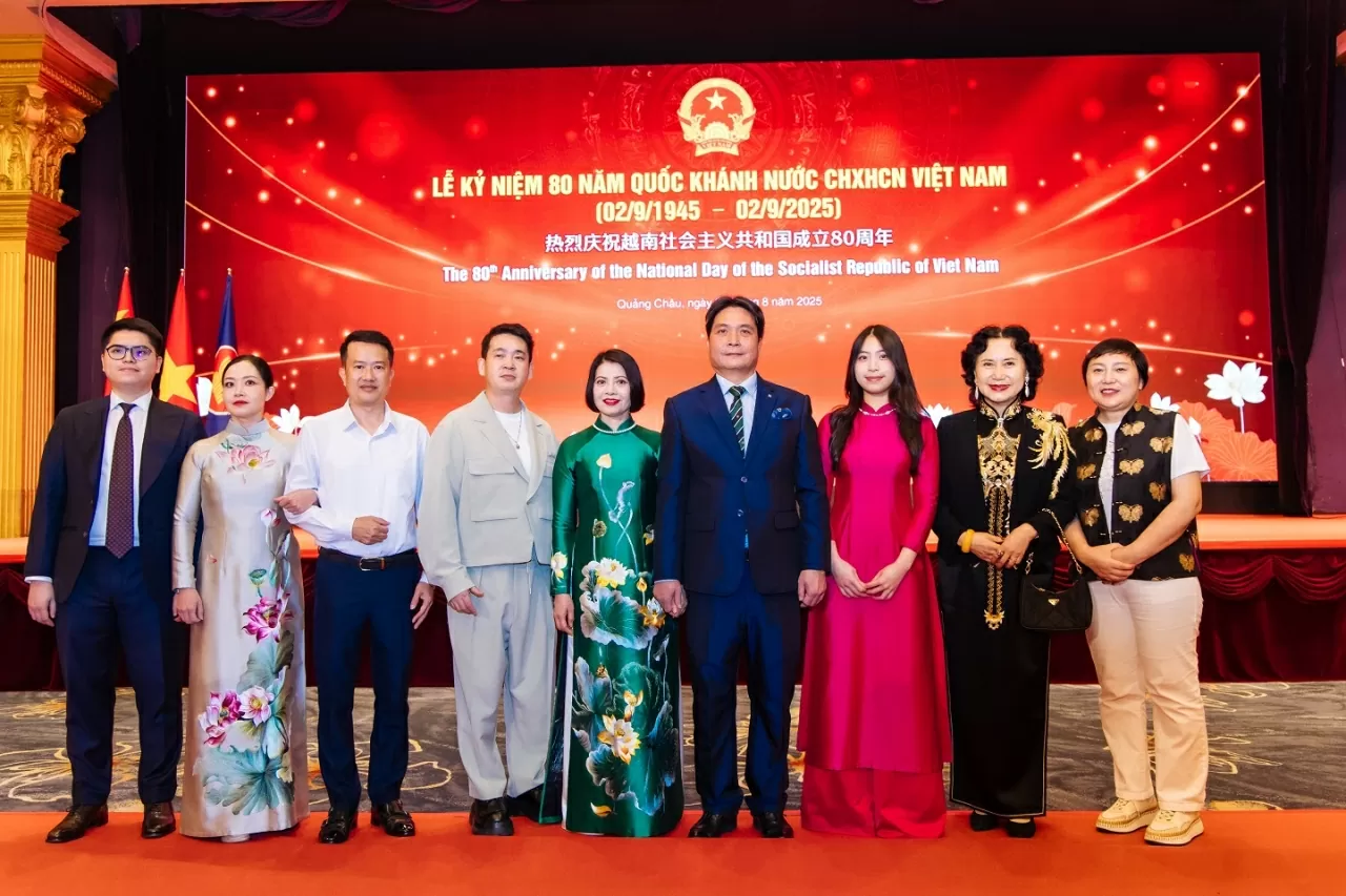 Áo dài Việt Nam hội ngộ sườn xám Trung Quốc Áo dài Việt Nam hội ngộ sườn xám Trung Quốc