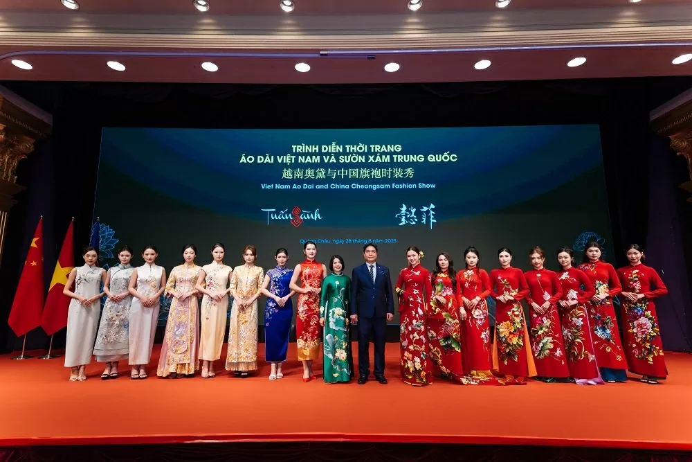 Áo dài Việt Nam hội ngộ sườn xám Trung Quốc Áo dài Việt Nam hội ngộ sườn xám Trung Quốc