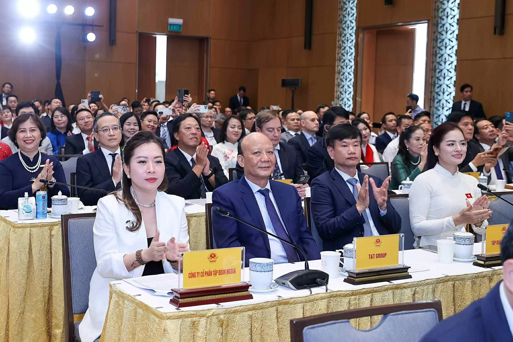 Đại diện các doanh nghiệp trong và ngoài nước dự và phát biểu tại buổi gặp mặt - Ảnh: VGP/Nhật Bắc Đại diện các doanh nghiệp trong và ngoài nước dự và phát biểu tại buổi gặp mặt - Ảnh: VGP/Nhật Bắc