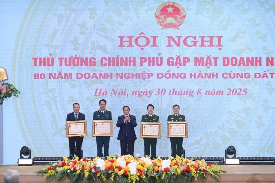Thủ tướng Phạm Minh Chính trao Huân chương Bảo vệ Tổ quốc hạng Nhất tặng Tập đoàn Công nghiệp - Viễn thông Quân đội (Viettel) và Ngân hàng Quân đội (MB); trao Huân chương Bảo vệ Tổ quốc hạng Nhì tặng Binh đoàn 18 và Tập đoàn Điện lực Việt Nam (EVN) - Ảnh: