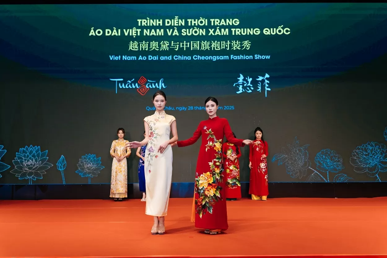 Áo dài Việt Nam hội ngộ sườn xám Trung Quốc Áo dài Việt Nam hội ngộ sườn xám Trung Quốc