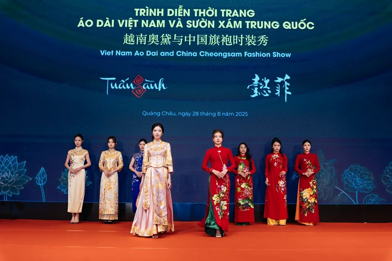 Áo dài Việt Nam hội ngộ sườn xám Trung Quốc Áo dài Việt Nam hội ngộ sườn xám Trung Quốc