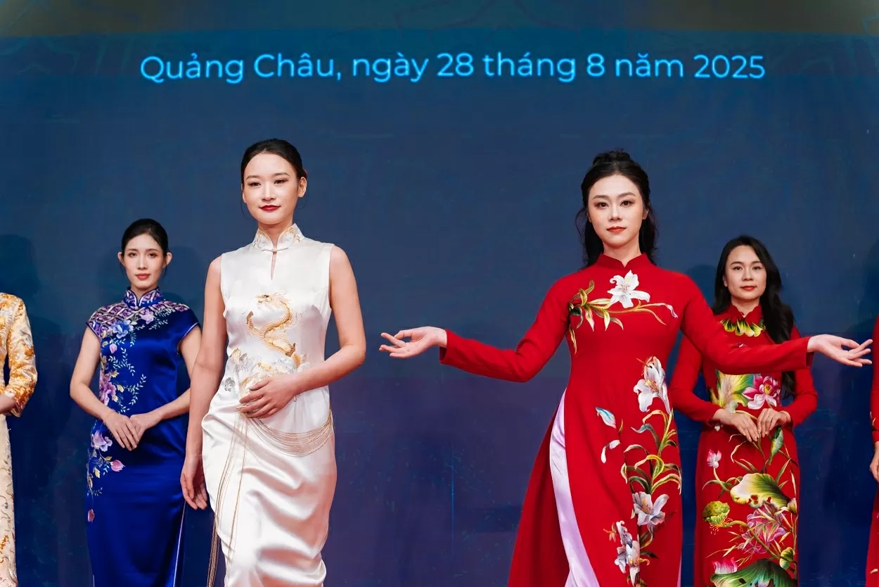 Áo dài Việt Nam hội ngộ sườn xám Trung Quốc Áo dài Việt Nam hội ngộ sườn xám Trung Quốc