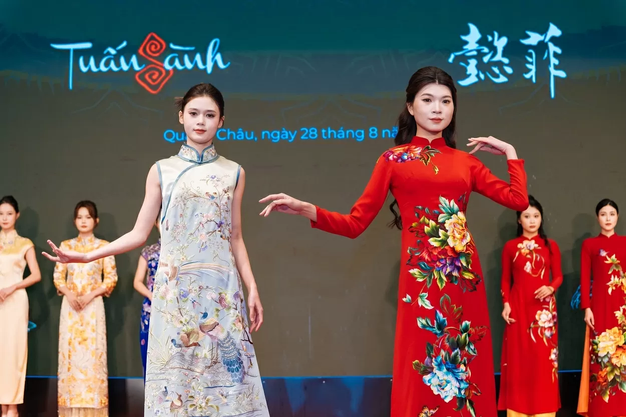 Áo dài Việt Nam hội ngộ sườn xám Trung Quốc Áo dài Việt Nam hội ngộ sườn xám Trung Quốc
