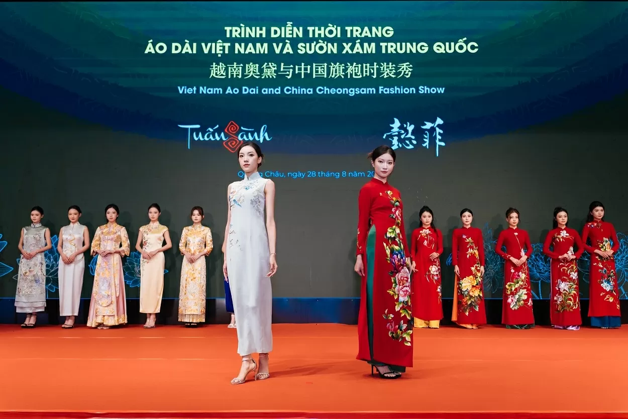 Áo dài Việt Nam hội ngộ sườn xám Trung Quốc Áo dài Việt Nam hội ngộ sườn xám Trung Quốc