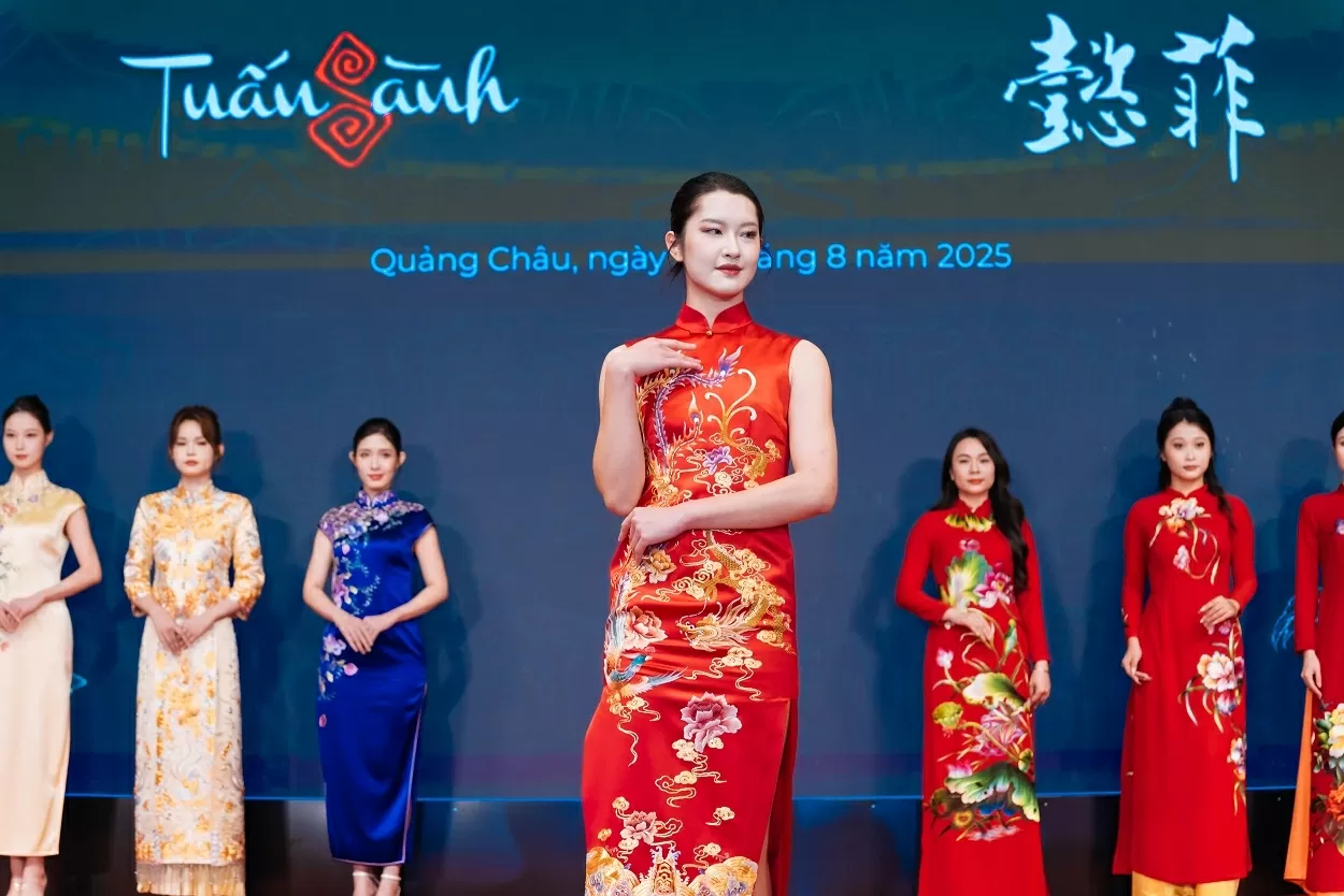 Áo dài Việt Nam hội ngộ sườn xám Trung Quốc Áo dài Việt Nam hội ngộ sườn xám Trung Quốc