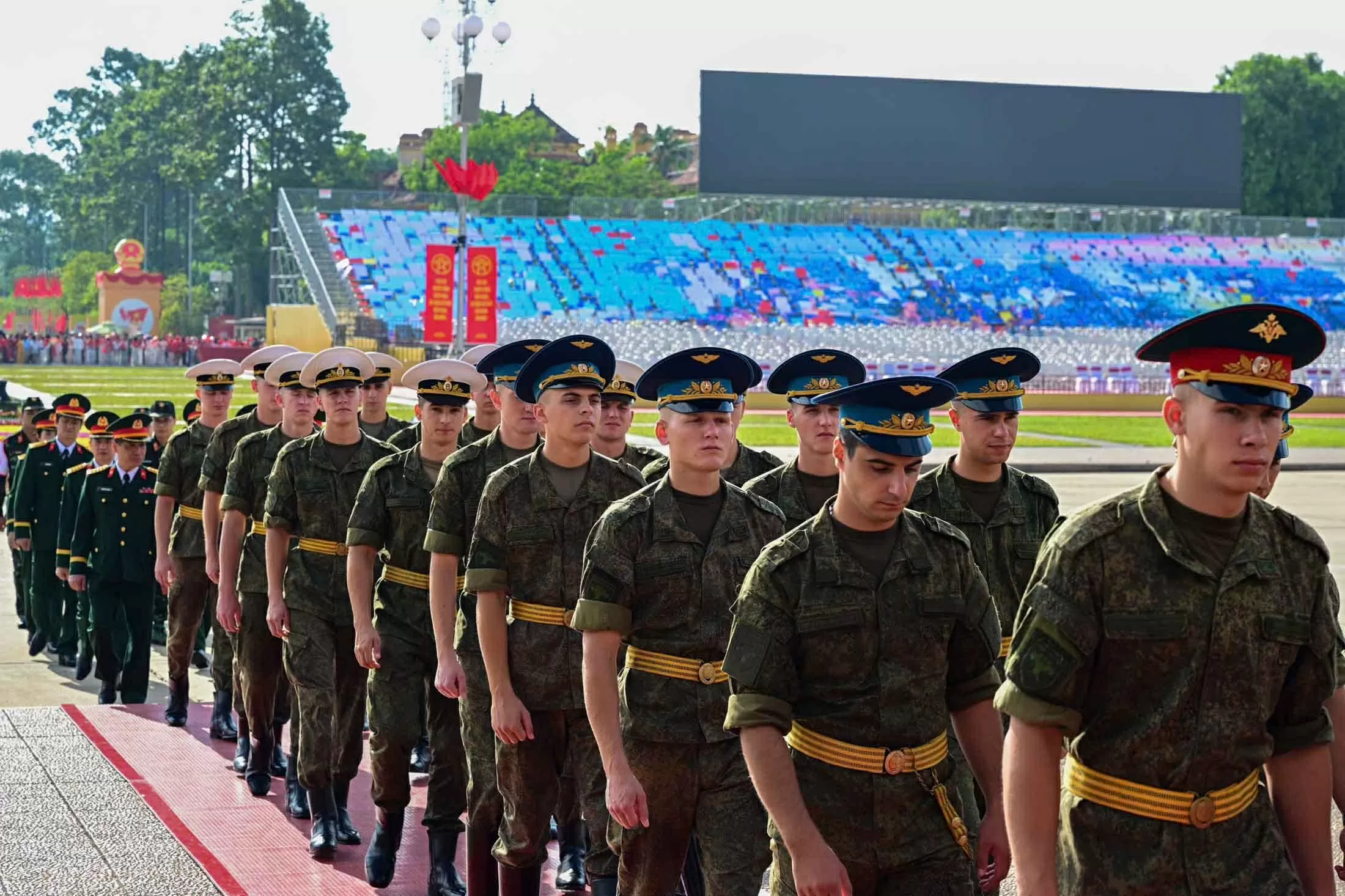 Quân nhân Nga, Lào và Campuchia vào Lăng viếng Chủ tịch Hồ Chí Minh