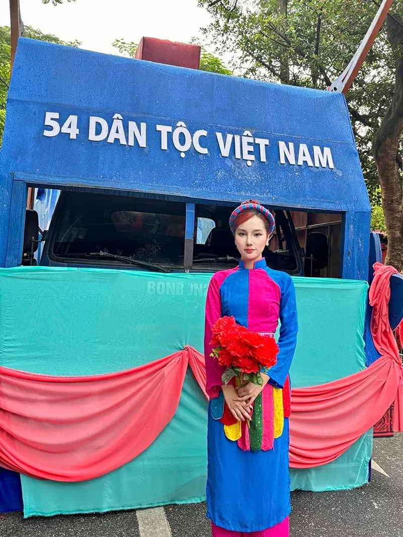 Á hậu Du lịch thế giới 2022 Hương Ly rạng rỡ trong bộ Áo dài dân tộc Cao Lan nhân ngày Quốc khánh 2/9