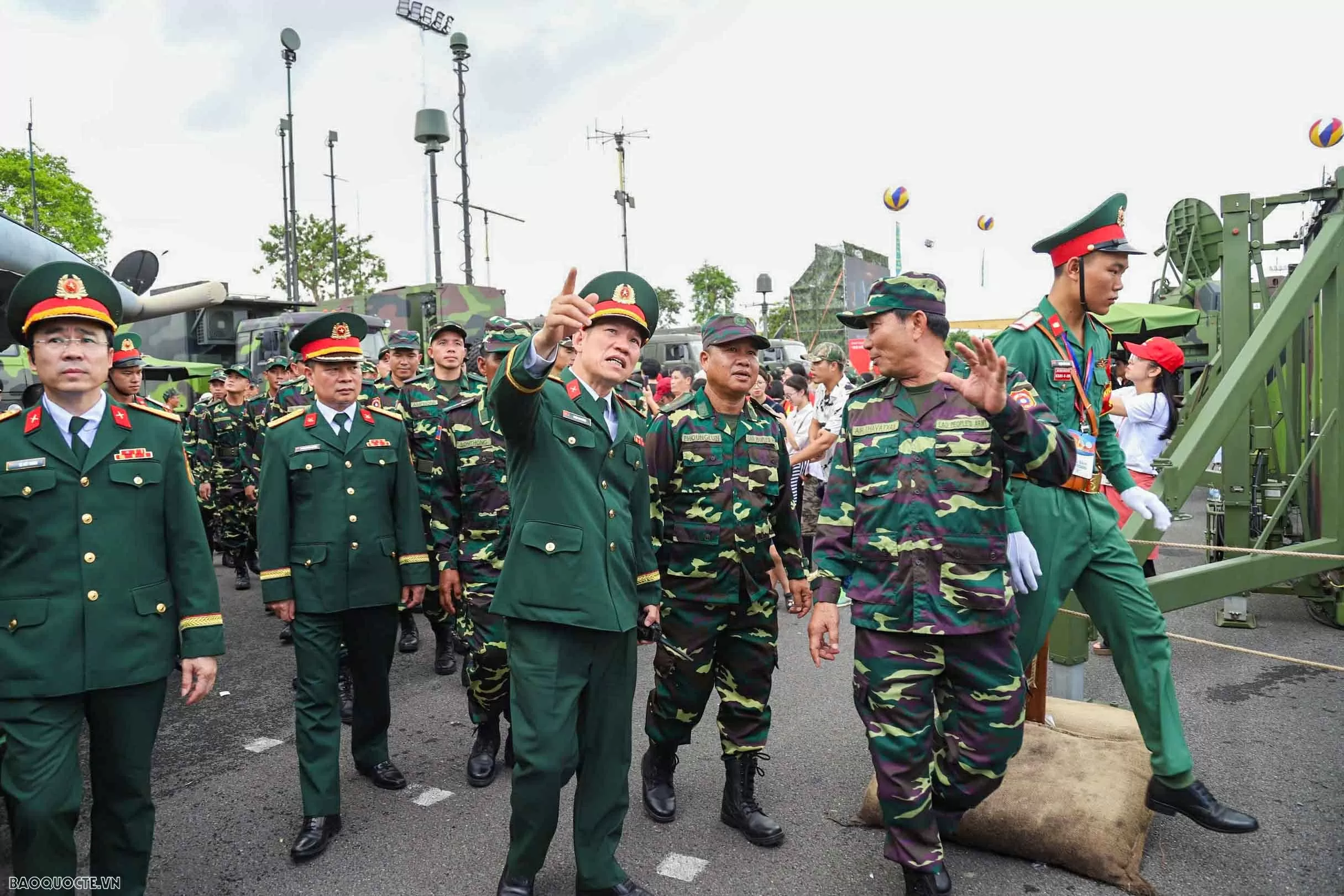 Quân nhân Nga, Lào và Campuchia tham quan Triển lãm thành tựu 80 năm đất nước