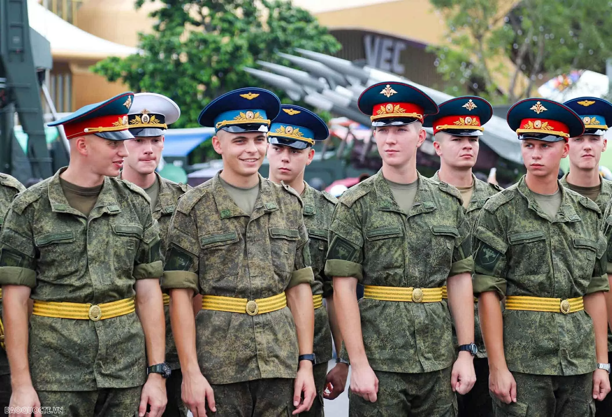 Quân nhân Nga, Lào và Campuchia tham quan Triển lãm thành tựu 80 năm đất nước