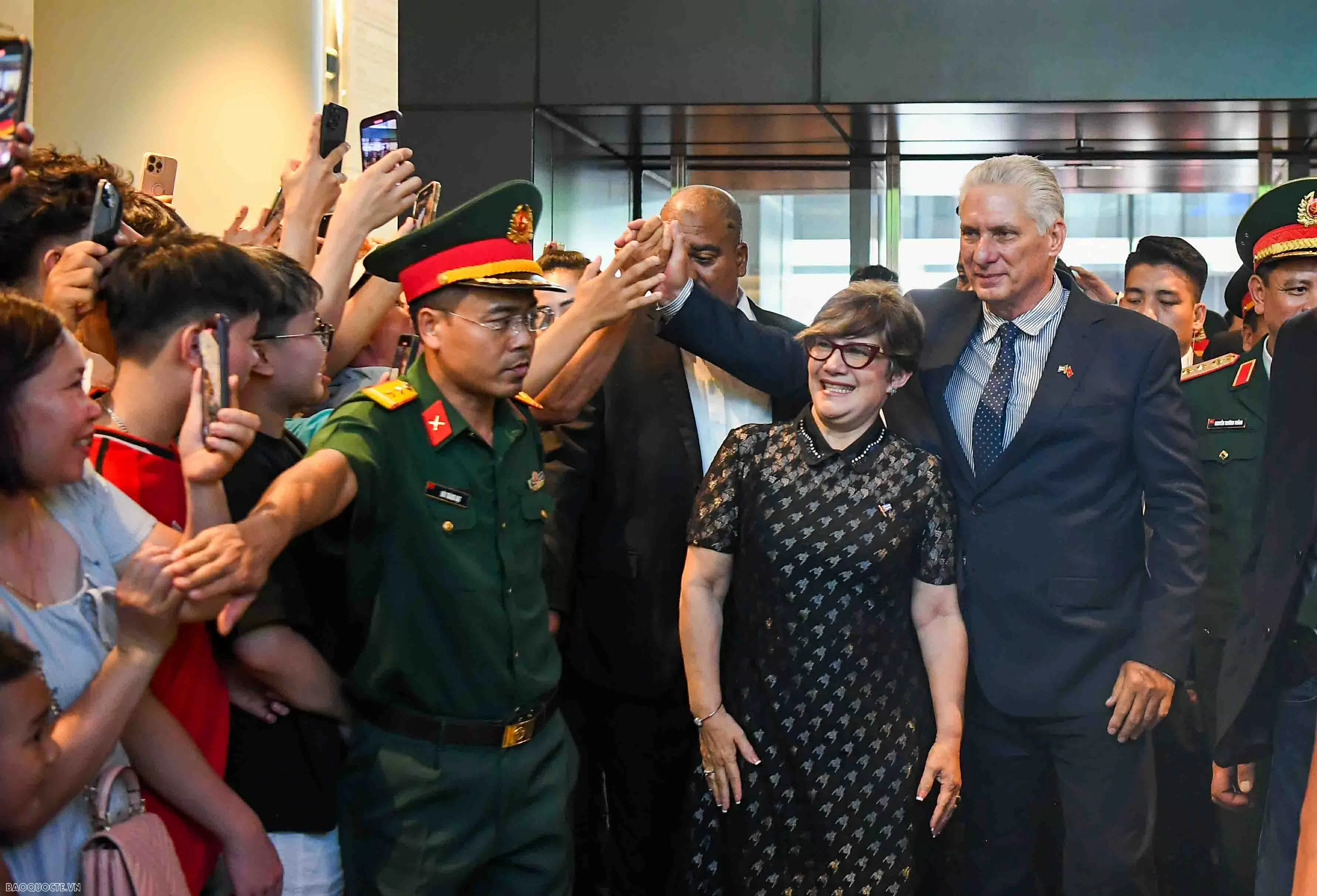 Tổng Bí thư, Chủ tịch nước Cuba thăm Bảo tàng Quân sự Việt Nam, dâng hoa Tượng Chiến sĩ quốc tế Cuba